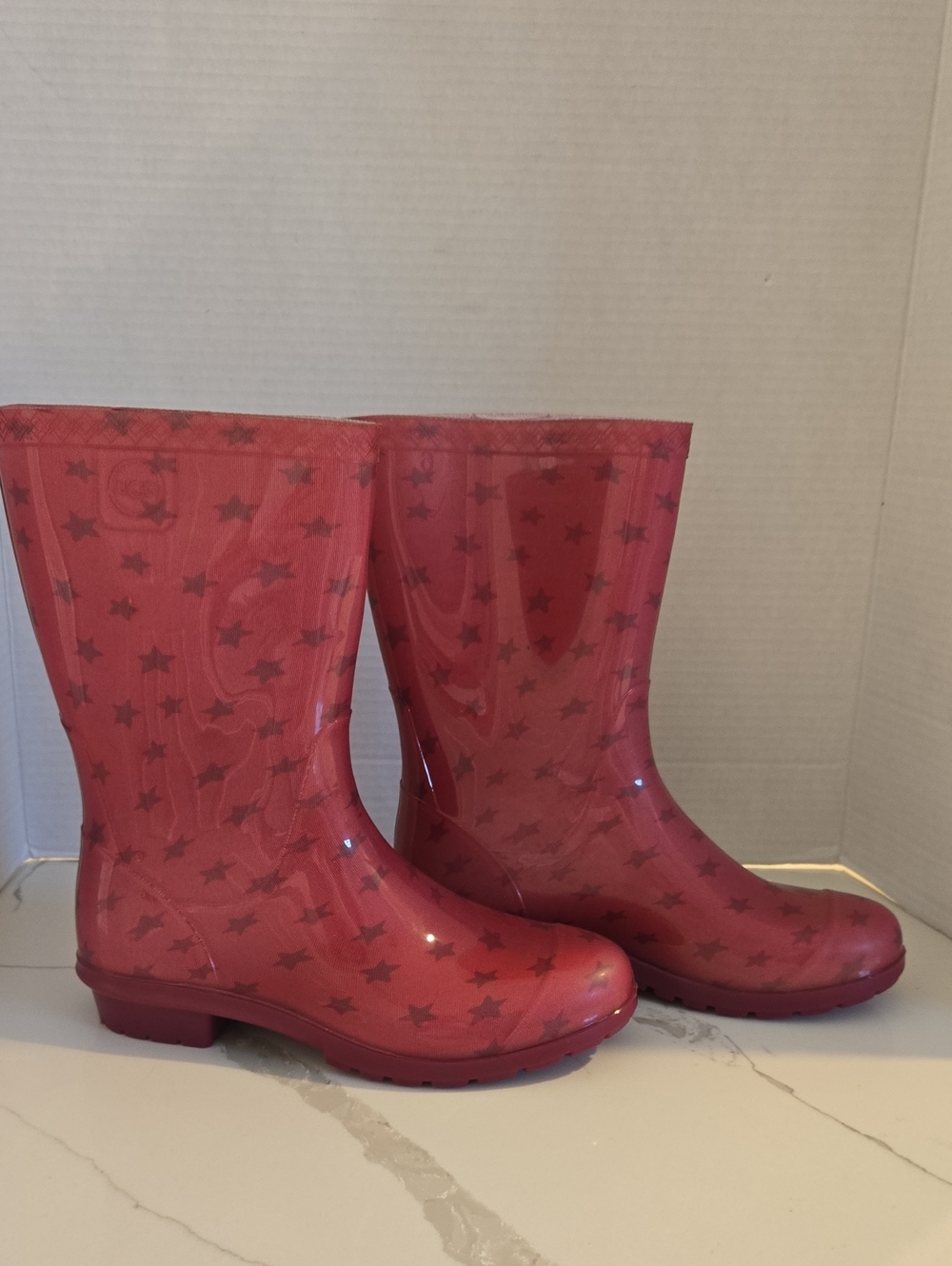 UGG Raana Rain Boots in a red-pink color w/ a star pattern Big Kid 6 / W 7.5